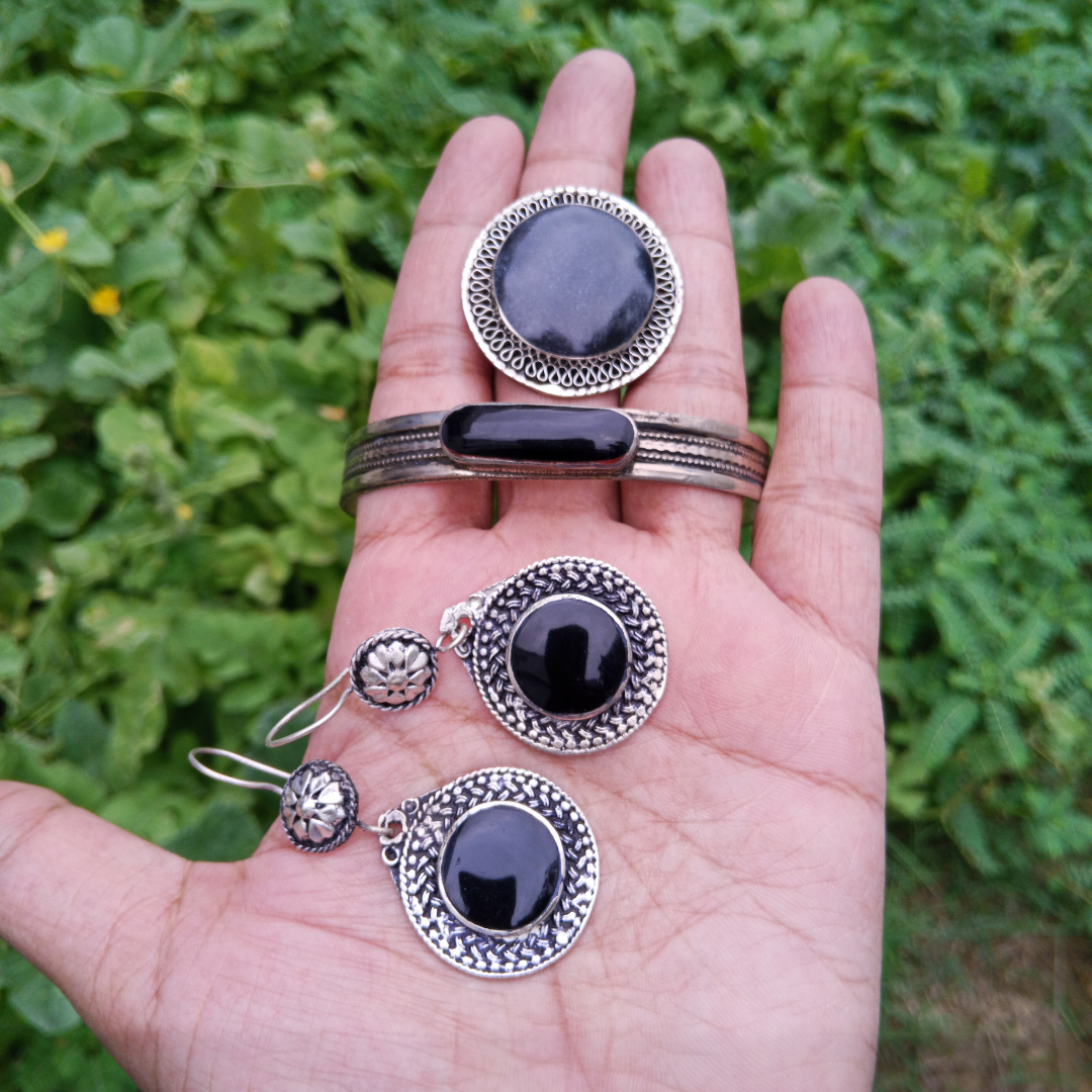 Black Onyx Kazhak Set
