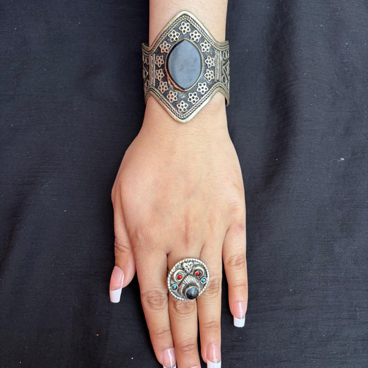 Zarmina hand cuff with Ring