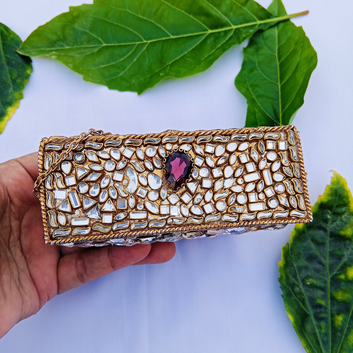 Mumtaz kundun clutch