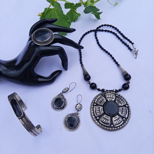 Black Onyx Kazhak Set