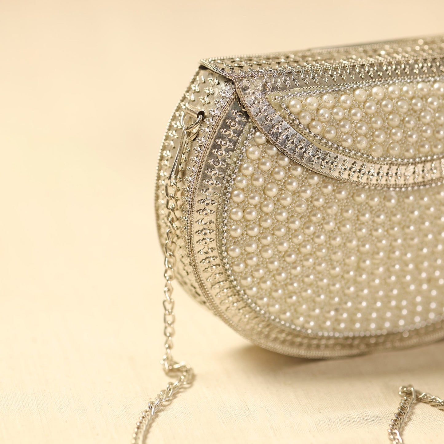 Pearls Metal Clutch