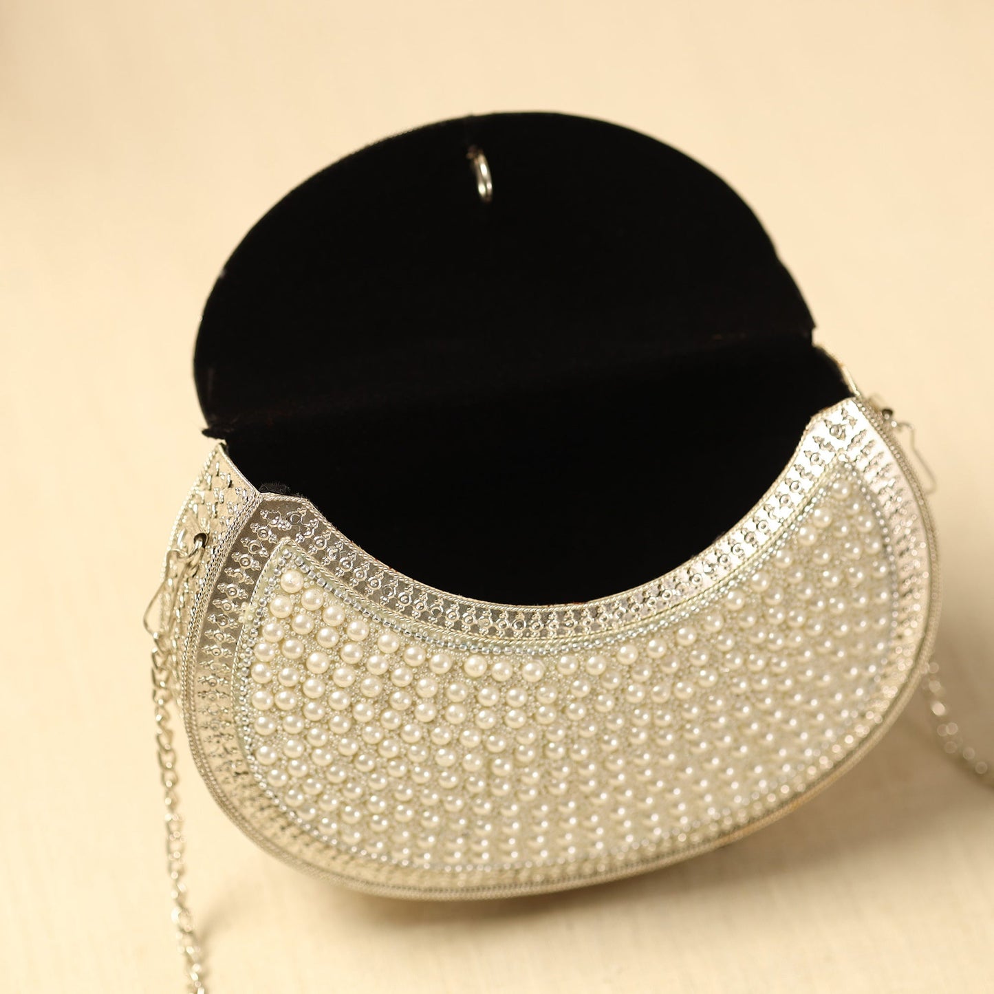 Pearls Metal Clutch